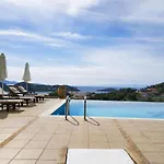 Ξενοδοχείο με διαμερίσματα Garden 4*